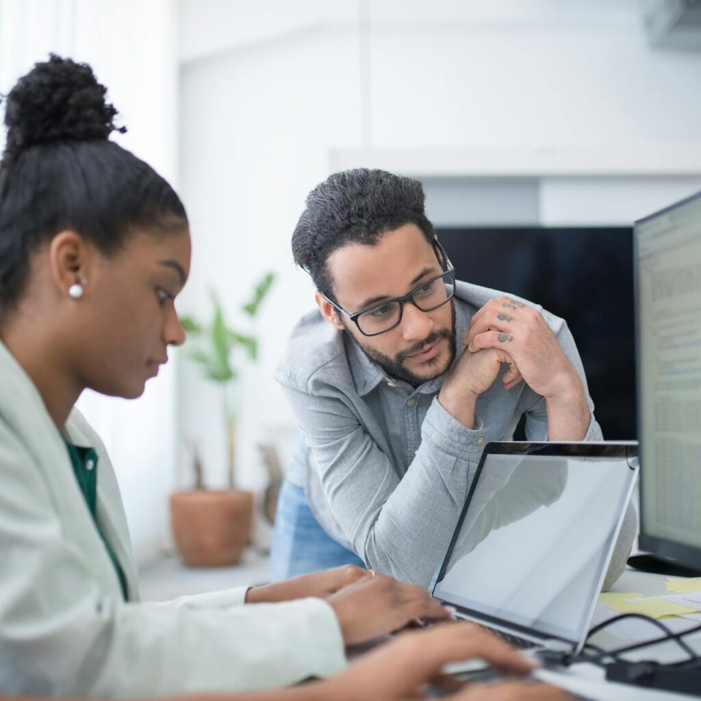 أفضل شركة برمجة لماذا الاعتماد على شركة خارجية أفضل من فرق داخلية صغيرة؟