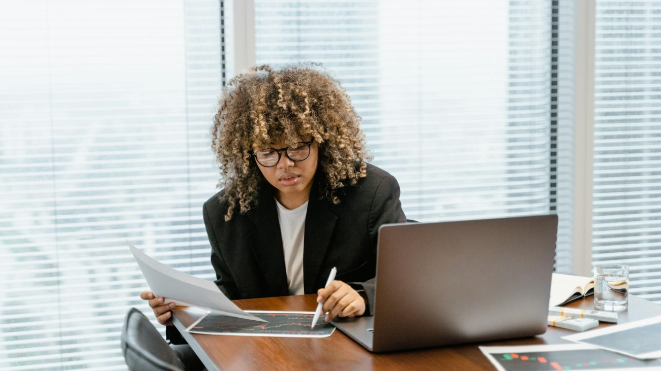 مستقبل التسويق الرقمي بالذكاء الاصطناعي في العالم العربي – المسوق المتعدد